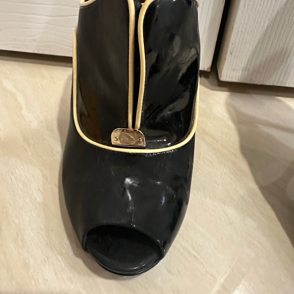 Gucci Black Patent Peep-Toe Stiletto Heels with Gold Trim - Picture 2 of 6